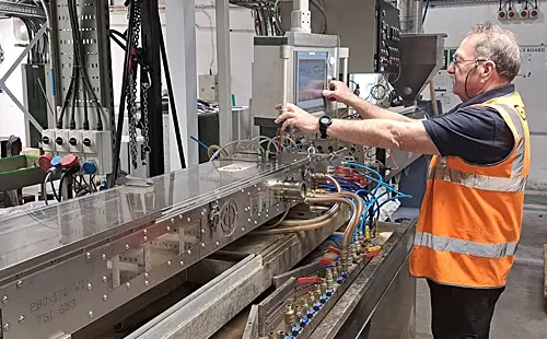 BWC_Profiles_Plastic_Extrusion_Creating_Plastic_Profile_Worker